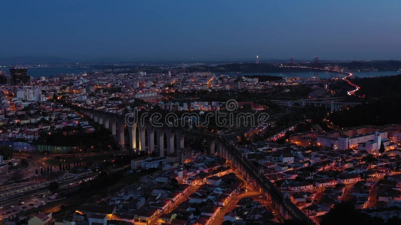 Lisbon skyline et aguas livres aqueduct. vue aérienne