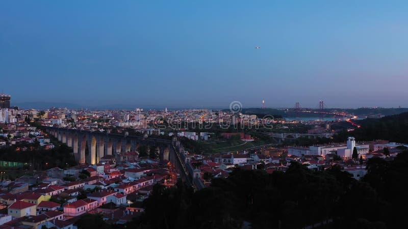 Lisbon skyline et monsanto forest park. heure bleue. vue aérienne