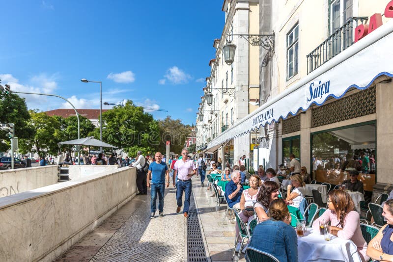 Lisbonne, le Portugal - 9 mai 2018 - touristes et gens du pays marchant dans une voie traditionnelle à Lisbonne en centre ville, photographie stock Lisbonne, le Portugal - 9 mai 2018 - touristes et gens du pays marchant dans une voie traditionnelle à Lisbonne en centre ville, photographie stock