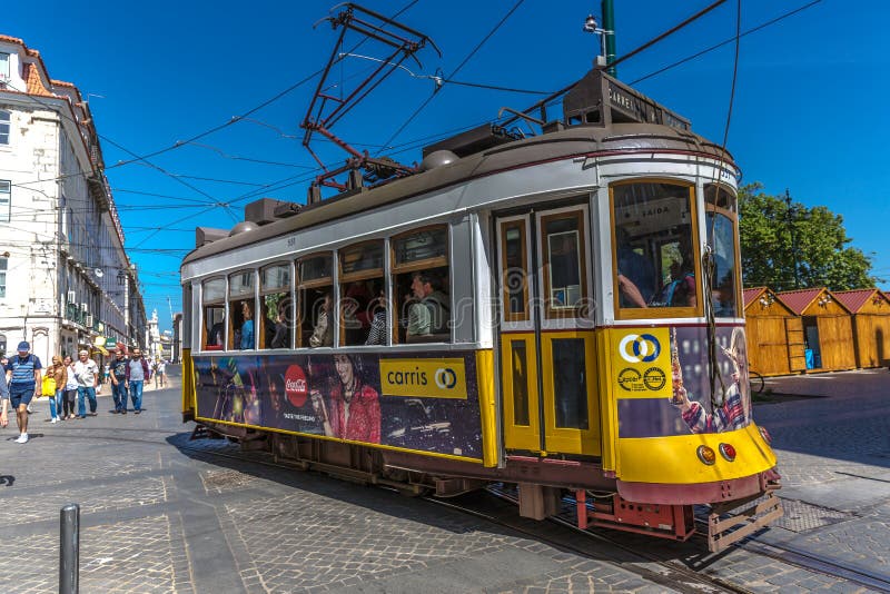 Lisbonne, Portugal - 9 mai 2018 - touriste et gens du pays montant un tram jaune traditionnel à Lisbonne du centre, dans un beau photo stock Lisbonne, Portugal - 9 mai 2018 - touriste et gens du pays montant un tram jaune traditionnel à Lisbonne du centre, dans un beau photo stock