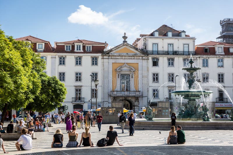 Lisbonne, Portugal - 9 mai 2018 - touristes et gens du pays marchant dans un boulevard traditionnel à Lisbonne en centre ville da images libres de droits Lisbonne, Portugal - 9 mai 2018 - touristes et gens du pays marchant dans un boulevard traditionnel à Lisbonne en centre ville da images libres de droits