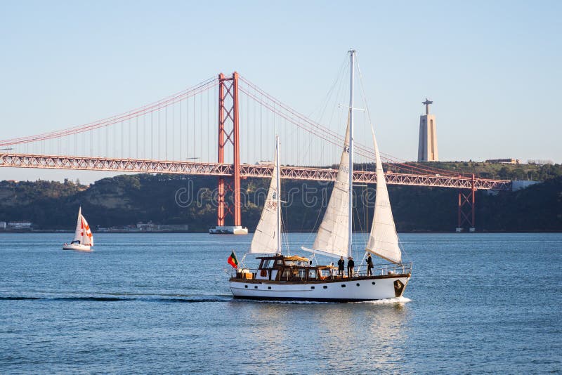 Lisbonne, Portugal - 12/28/18 : Voiliers sur le Tage, fond de 25 April Bridge image libre de droits Lisbonne, Portugal - 12/28/18 : Voiliers sur le Tage, fond de 25 April Bridge image libre de droits