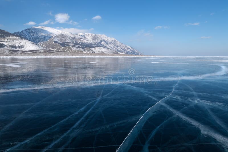 Lisci la superficie del giacimento di ghiaccio congelato del lago Baikal nell'inverno fotografie stock Lisci la superficie del giacimento di ghiaccio congelato del lago Baikal nell'inverno fotografie stock