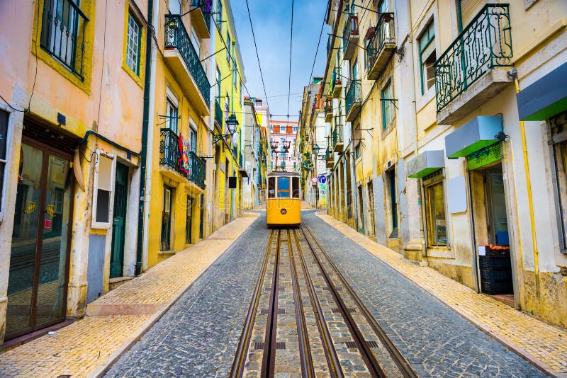 Lissabon gränd och spårvagn