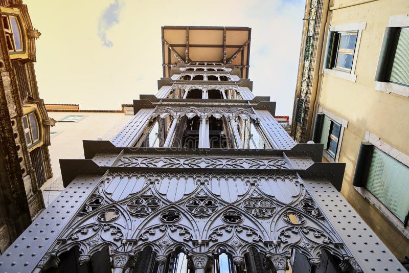 LISSABON PORTUGAL - December 12, 2018 Sikt av Santa Justa Lift Elevador de Santa Justa royaltyfri foto LISSABON PORTUGAL - December 12, 2018 Sikt av Santa Justa Lift Elevador de Santa Justa royaltyfri foto