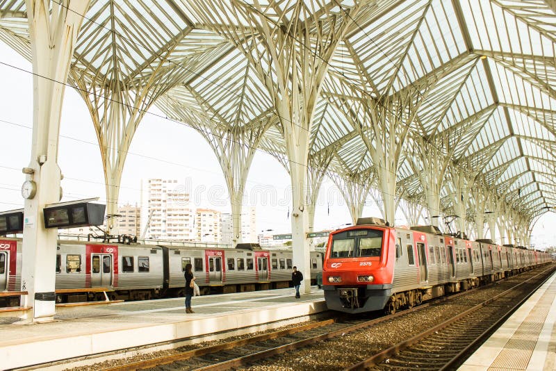 Lissabon Portugal: drev i Oriente (den östliga) järnvägsstationen arkivbilder Lissabon Portugal: drev i Oriente (den östliga) järnvägsstationen arkivbilder