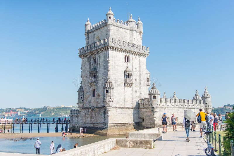 Lissabon, Portugal-Jun 2 2019: Weergeven bij de toren van Belem bij de bank van Tejo River in Lissabon, Portugal royalty-vrije stock fotografie Lissabon, Portugal-Jun 2 2019: Weergeven bij de toren van Belem bij de bank van Tejo River in Lissabon, Portugal royalty-vrije stock fotografie