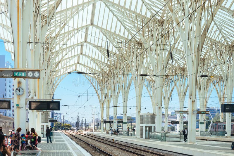 LISSABON, PORTUGAL - JUNI 30, 2016: De platforms van Lissabon oriënteren royalty-vrije stock afbeelding LISSABON, PORTUGAL - JUNI 30, 2016: De platforms van Lissabon oriënteren royalty-vrije stock afbeelding