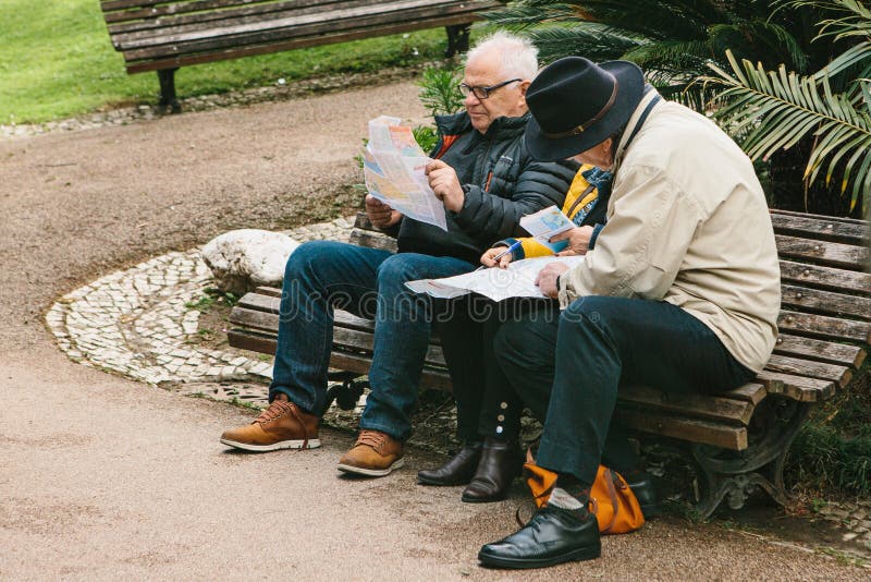 Lissabon Portugal 01 kan 2018: Planresa för pensionärer eller för äldre folk Turen för turistpensionärplanet eller sitter på bänk fotografering för bildbyråer Lissabon Portugal 01 kan 2018: Planresa för pensionärer eller för äldre folk Turen för turistpensionärplanet eller sitter på bänk fotografering för bildbyråer