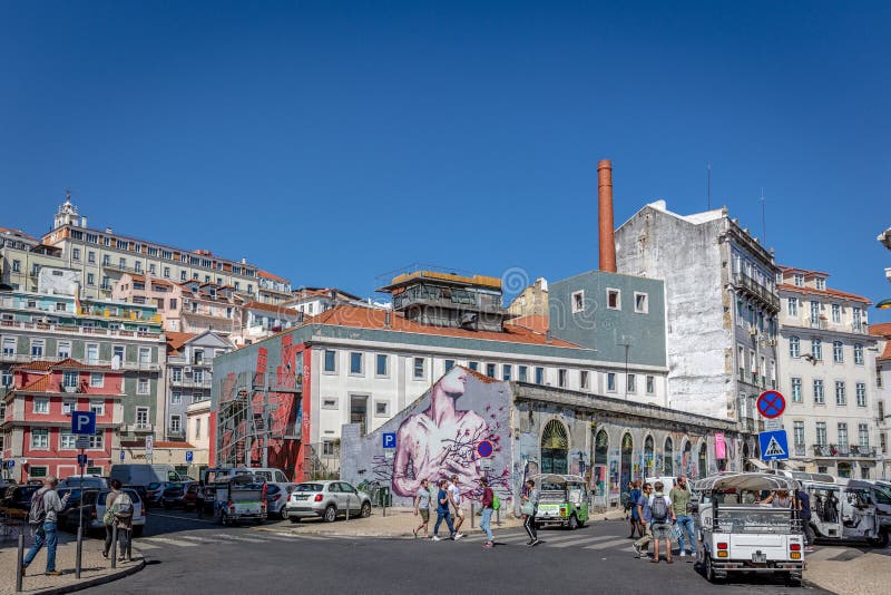Lissabon, Portugal - 9. Mai 2018 - Touristen und Einheimische, die im Frühjahr eine erstaunliche Zeit des blauen Himmels Tages, t lizenzfreies stockbild Lissabon, Portugal - 9. Mai 2018 - Touristen und Einheimische, die im Frühjahr eine erstaunliche Zeit des blauen Himmels Tages, t lizenzfreies stockbild