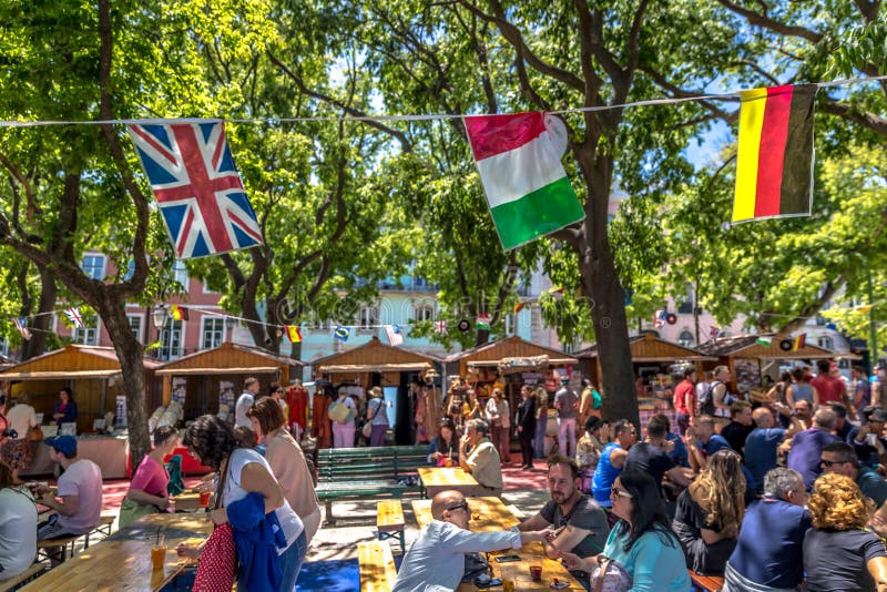 Lissabon, Portugal - Mei zevende 2018 - Toeristen en plaatselijke bewoners die van de zomer van Lissabon in de heuvelbuurt i geni royalty-vrije stock fotografie Lissabon, Portugal - Mei zevende 2018 - Toeristen en plaatselijke bewoners die van de zomer van Lissabon in de heuvelbuurt i geni royalty-vrije stock fotografie