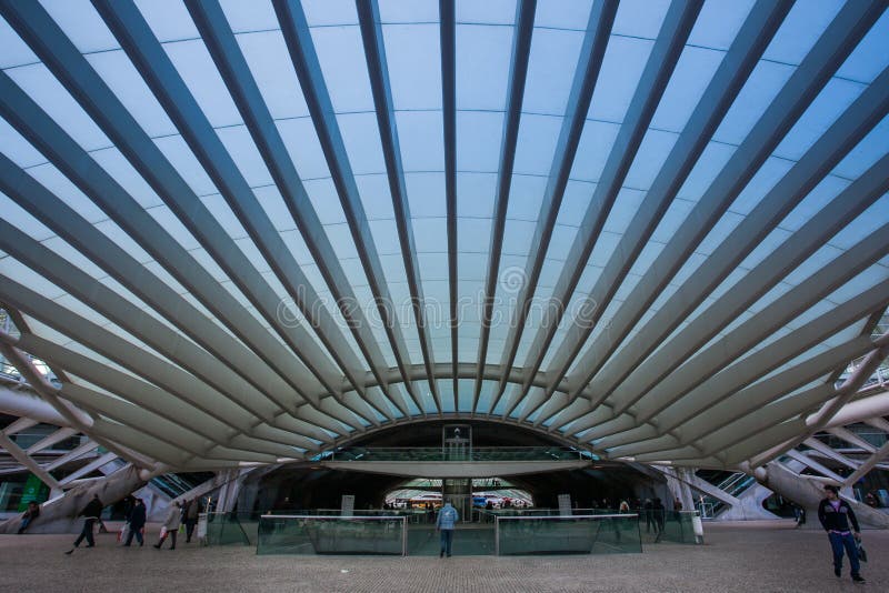 LISSABON, PORTUGAL - Moderne architectuur in Oriente Station Gare do Oriente stock afbeelding LISSABON, PORTUGAL - Moderne architectuur in Oriente Station Gare do Oriente stock afbeelding