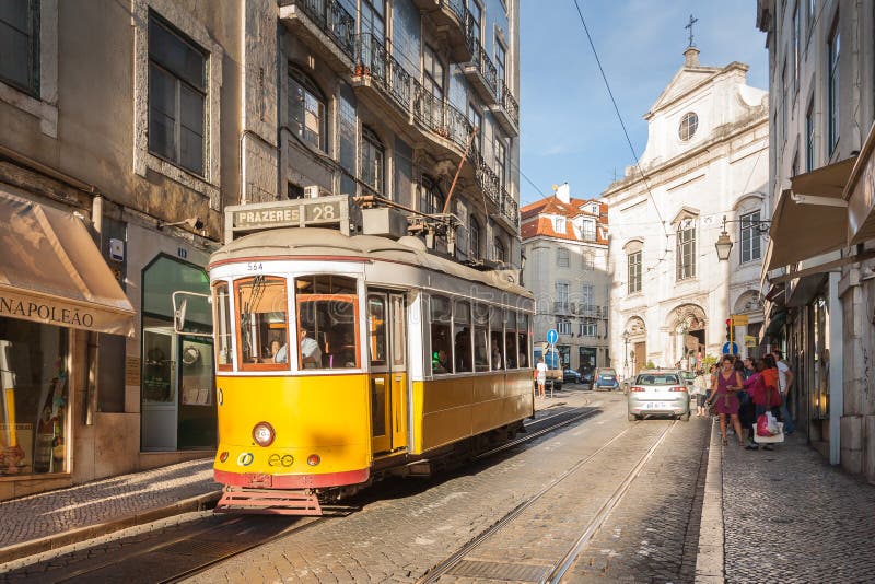 LISSABON, PORTUGAL - OKTOBER 12.2012: De romantische straat van Lissabon met stock afbeelding LISSABON, PORTUGAL - OKTOBER 12.2012: De romantische straat van Lissabon met stock afbeelding