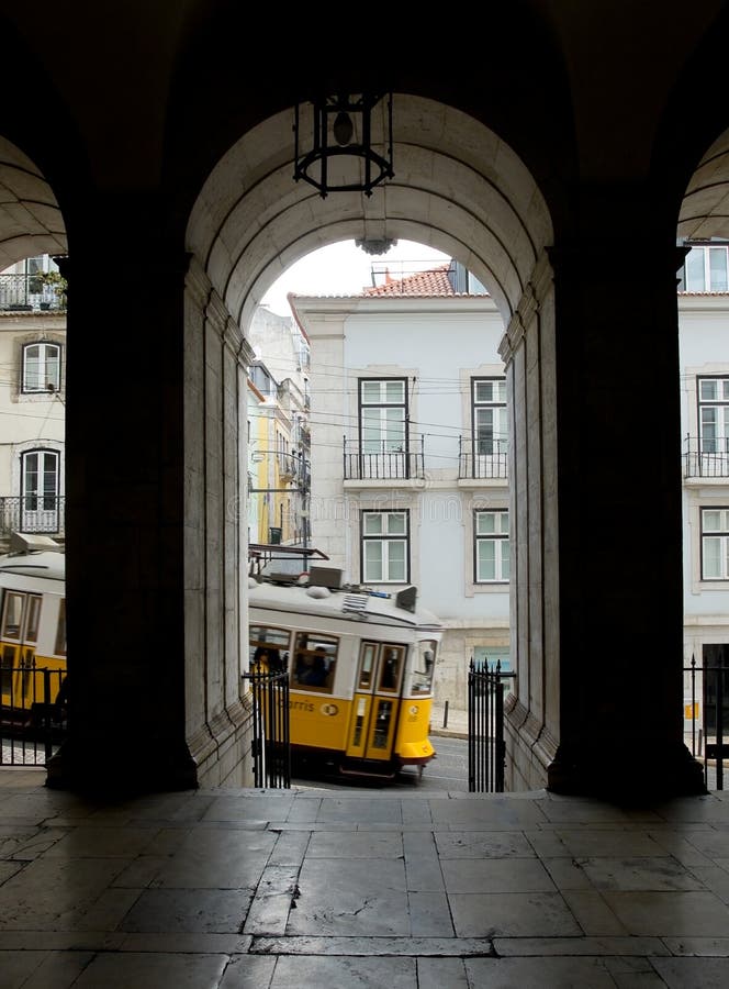 Lissabon spårvagn i Bairro det alt- området, Lissabon arkivfoto Lissabon spårvagn i Bairro det alt- området, Lissabon arkivfoto