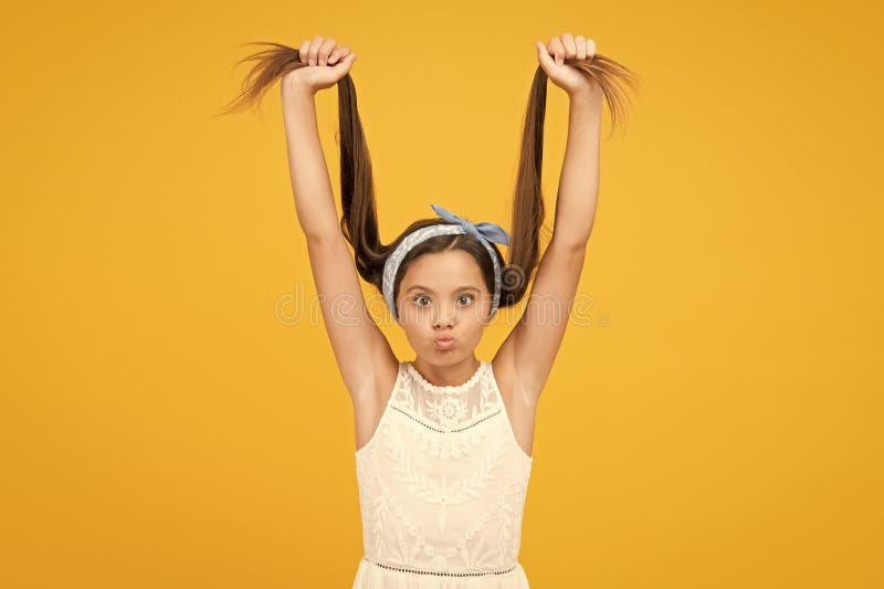 Lissage des cheveux. adorable petite fille cheveux longs parfaits. shampooing et revitalisant. salon de coiffure. coiffure photos libres de droits