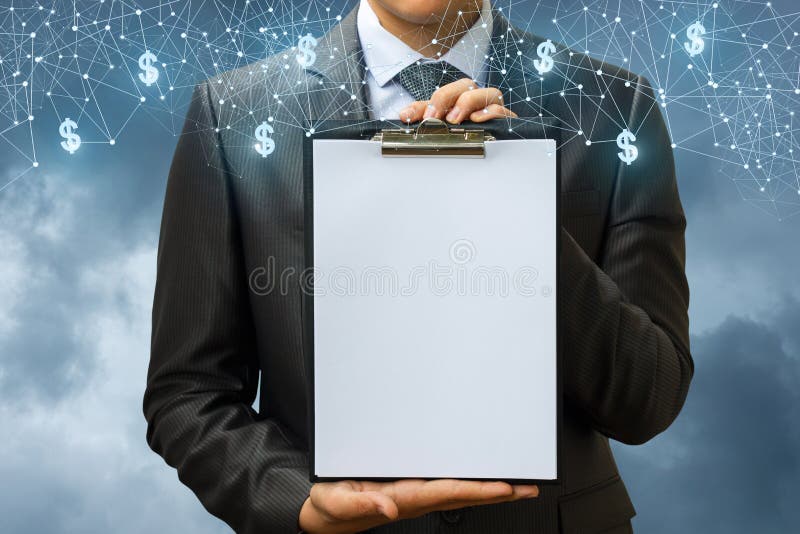 Lista kontrolna w rękach biznesmen zdjęcia stock Lista kontrolna w rękach biznesmen zdjęcia stock