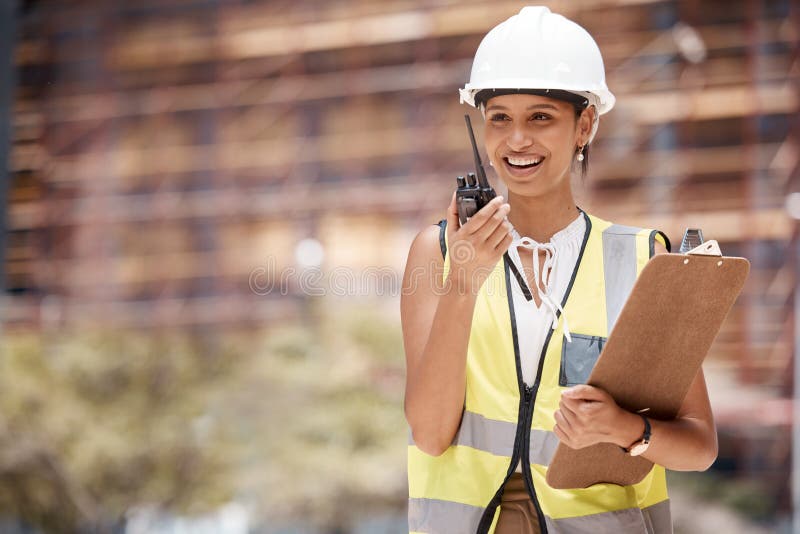 Liste de contrôle radio et entrepreneur noir femme en communication par radio sur le projet de construction et de construction. so photo libre de droits