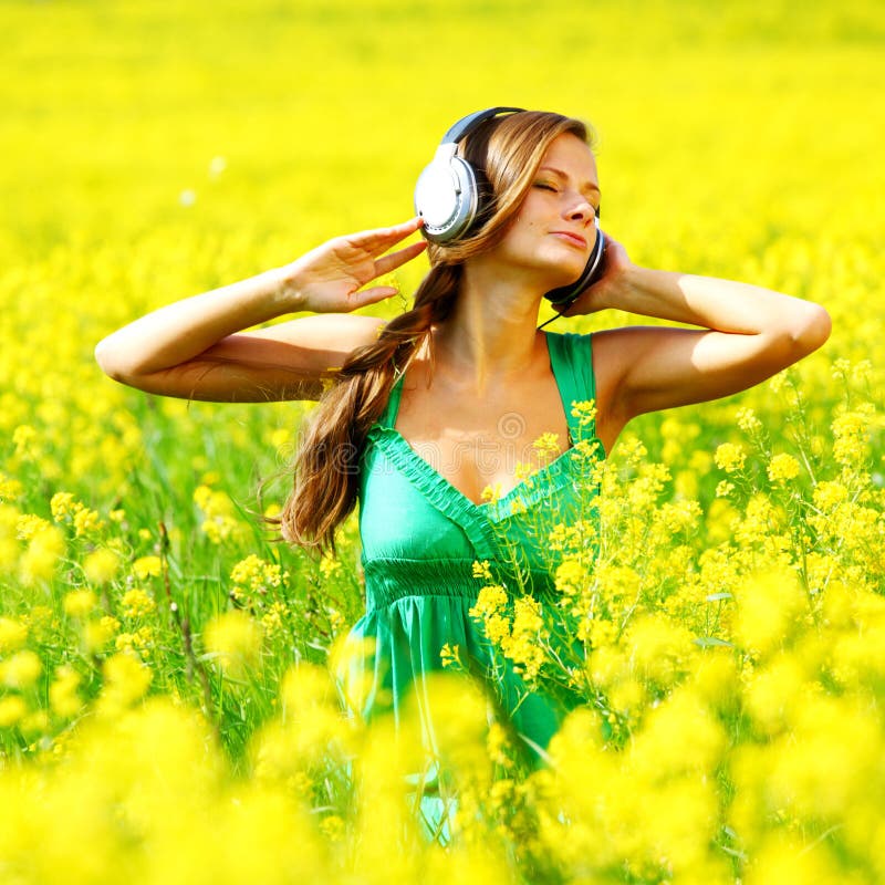 Mujer joven auriculares escuchando sobre el música en floreciente.