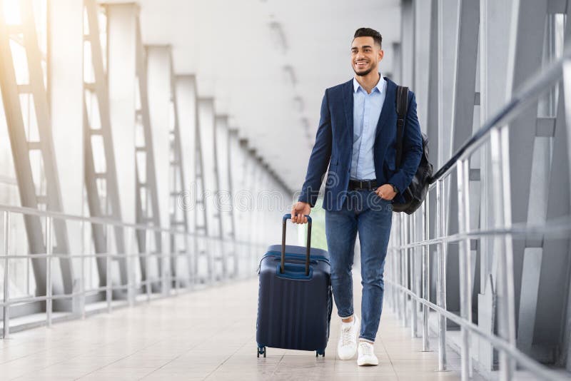 Listo Para El Viaje. Hombre árabe Guapo Caminando Con Maleta En La Terminal  Del Aeropuerto Imagen de archivo - Imagen de licencia, equipaje: 227415659
