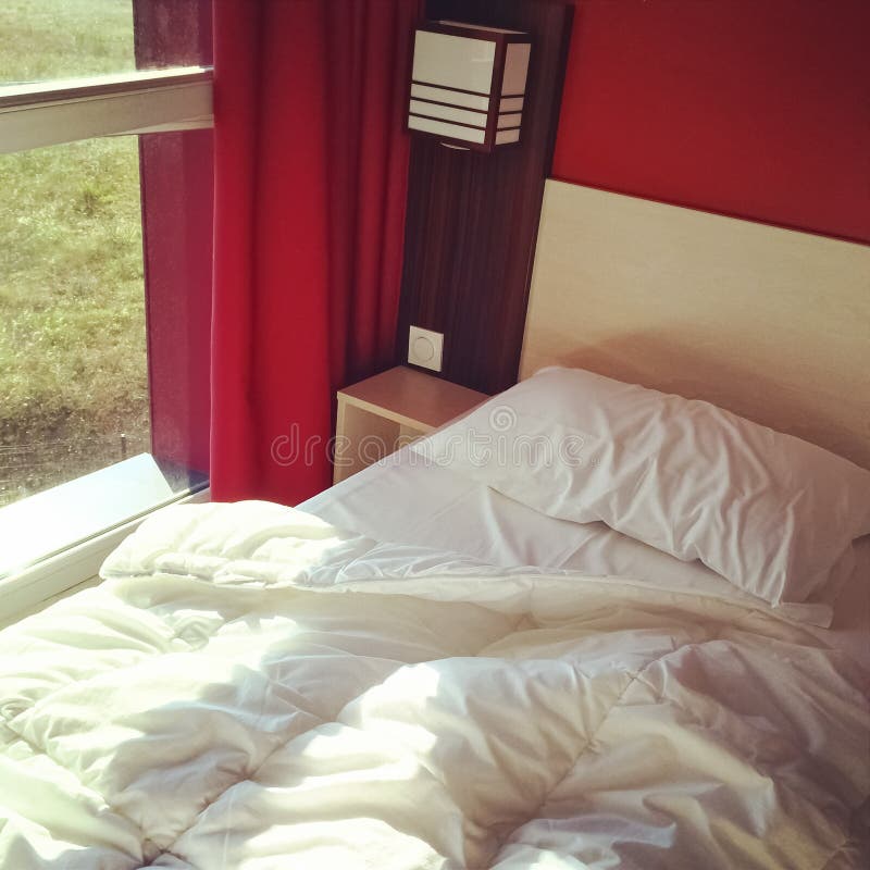 Lit malpropre dans une chambre avec la conception moderne photos stock Lit malpropre dans une chambre avec la conception moderne photos stock
