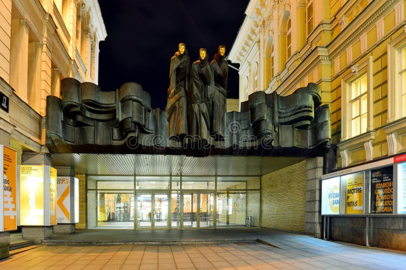 Litauisches nationales Drama-Theater gelegen auf Gediminas-Allee lizenzfreie stockfotos Litauisches nationales Drama-Theater gelegen auf Gediminas-Allee lizenzfreie stockfotos