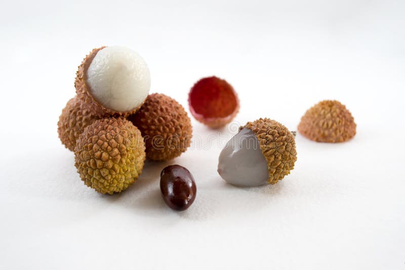 Litchi Lychee с камнем и яркая, ухабистая кожа на белой предпосылке стоковые изображения Litchi Lychee с камнем и яркая, ухабистая кожа на белой предпосылке стоковые изображения