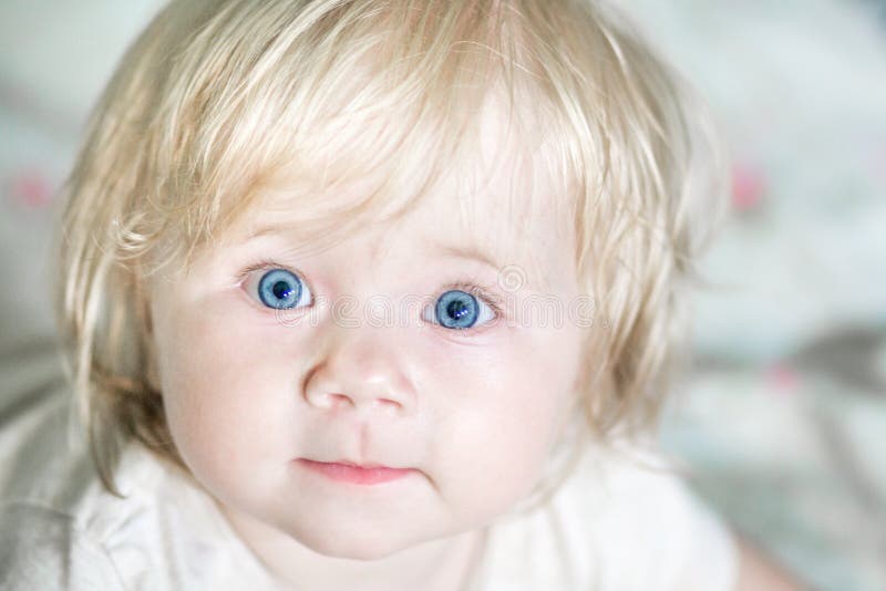 Lite gulligt behandla som ett barn med blåa ögon royaltyfri fotografi Lite gulligt behandla som ett barn med blåa ögon royaltyfri fotografi