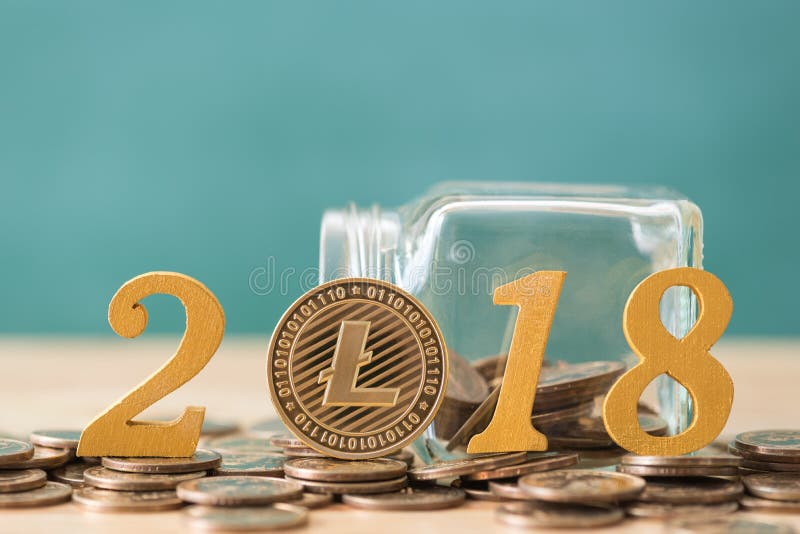Lite menniczy i drewniany teksta rok 2018 na monety stercie, cryptocurrenc obrazy stock