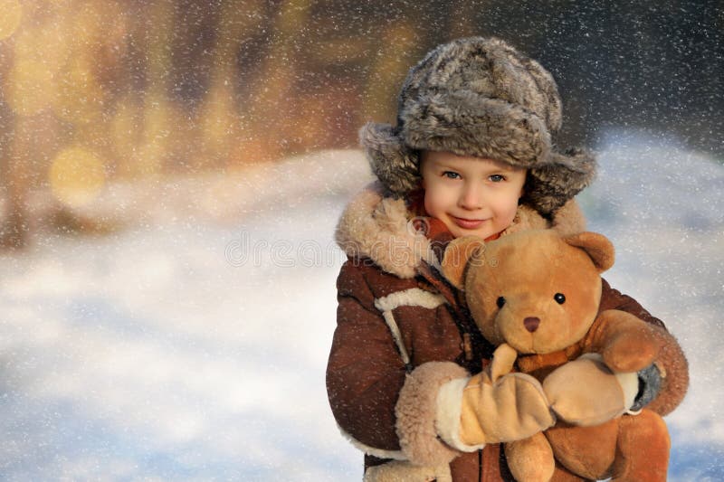 Lite pojke i päls som spelar i vintern utanför Snöig skog fotografering för bildbyråer Lite pojke i päls som spelar i vintern utanför Snöig skog fotografering för bildbyråer