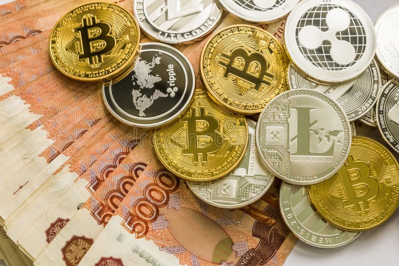 Litecoin cripto LTC, bitcoin BTC, ondulazione XRP, un poco delle monete dell'oro d'argento Rublo russa Le monete del metallo sono fotografia stock libera da diritti