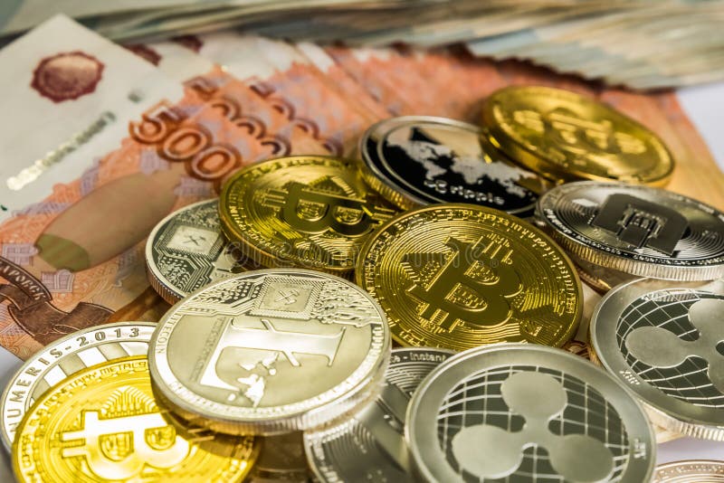 Litecoin cripto LTC, bitcoin BTC, ondulazione XRP, un poco delle monete dell'oro d'argento Rublo russa Le monete del metallo sono immagini stock libere da diritti