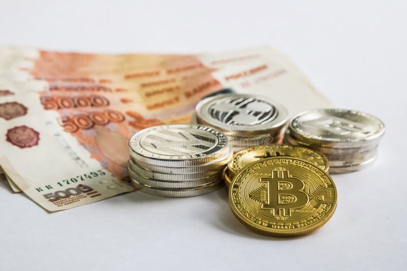 Litecoin cripto LTC, bitcoin BTC, ondulazione XRP, un poco delle monete dell'oro d'argento Rublo russa Le monete del metallo sono fotografia stock libera da diritti