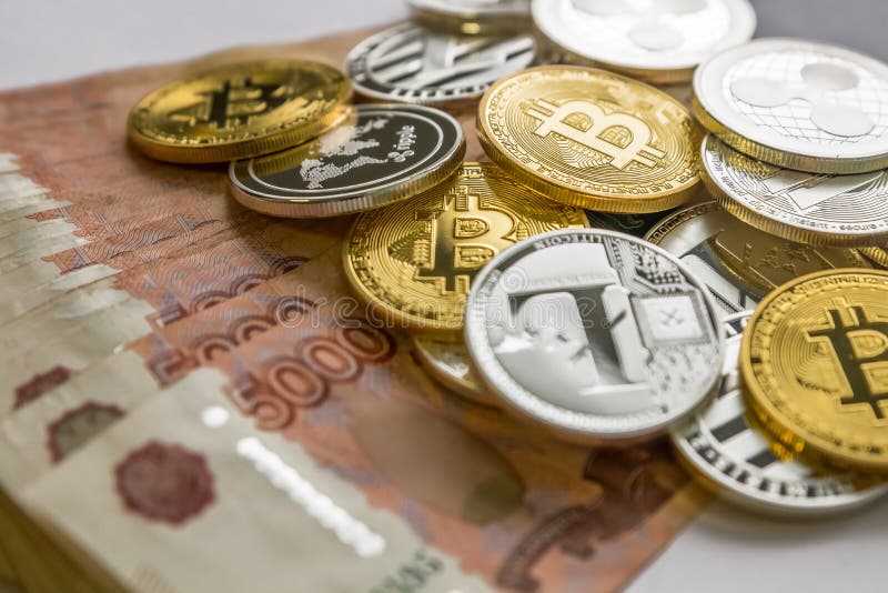 Litecoin cripto LTC, bitcoin BTC, ondulazione XRP, un poco delle monete dell'oro d'argento Rublo russa Le monete del metallo sono fotografia stock