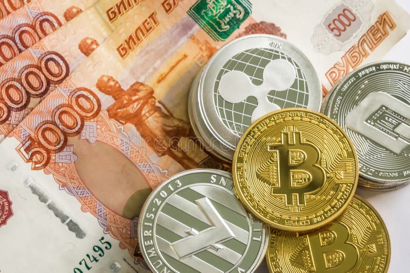 Litecoin cripto LTC, bitcoin BTC, ondulazione XRP, un poco delle monete dell'oro d'argento Rublo russa Le monete del metallo sono immagini stock