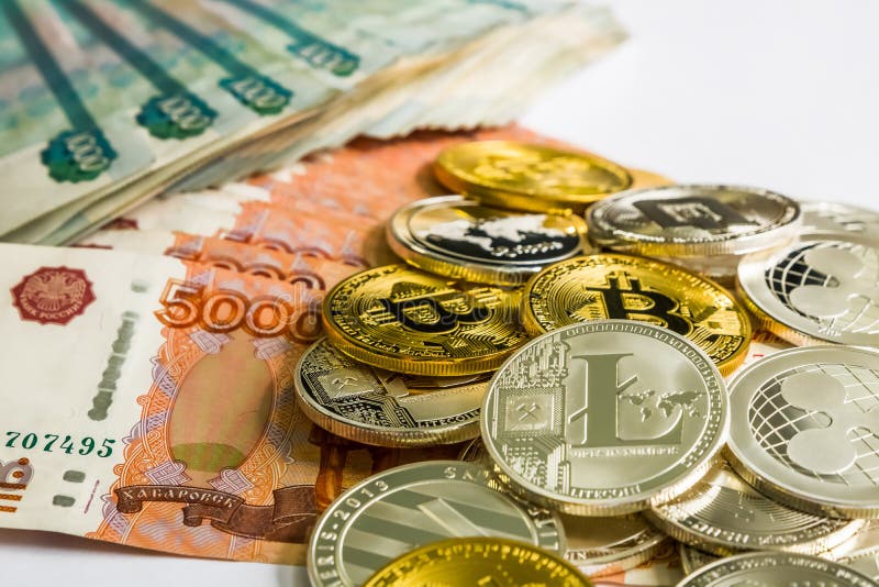 Litecoin cripto LTC, bitcoin BTC, ondulazione XRP, un poco delle monete dell'oro d'argento Rublo russa Le monete del metallo sono fotografia stock libera da diritti
