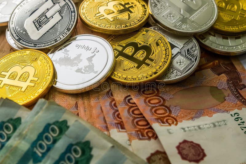 Litecoin cripto LTC, bitcoin BTC, ondulazione XRP, un poco delle monete dell'oro d'argento Rublo russa Le monete del metallo sono immagini stock