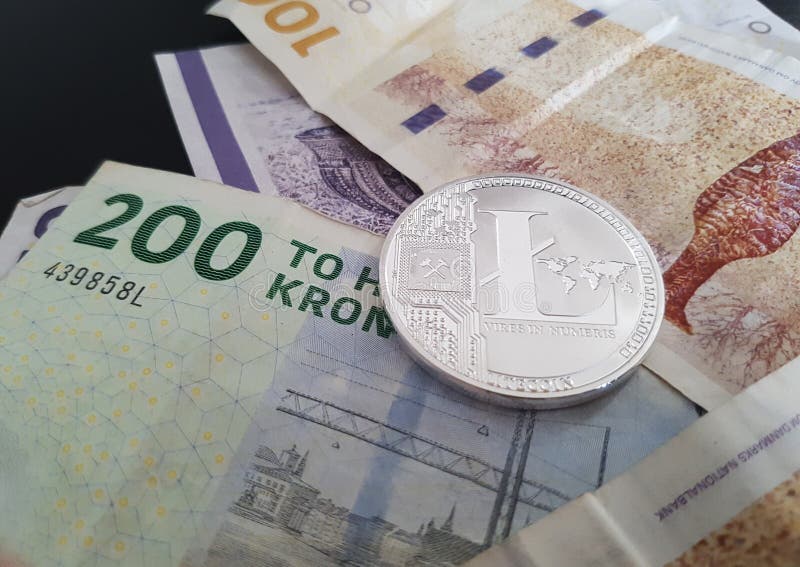 Litecoin LTC cryptocurrency kłaść na pieniądze waluty papieru rachunku powierzchni obraz stock