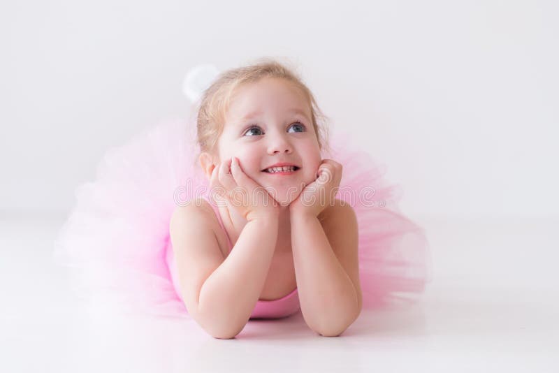 Liten ballerina i rosa ballerinakjol royaltyfria bilder