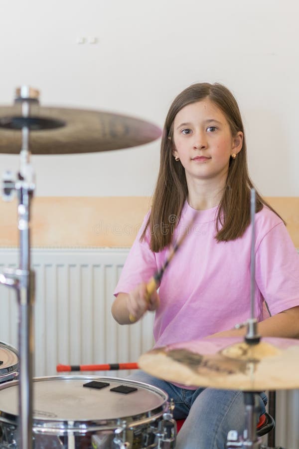 Liten caucasian flickahandelsresande som spelar den elettronic valssatsen och shuoting Tonåriga flickor har gyckel som spelar val royaltyfri fotografi Liten caucasian flickahandelsresande som spelar den elettronic valssatsen och shuoting Tonåriga flickor har gyckel som spelar val royaltyfri fotografi