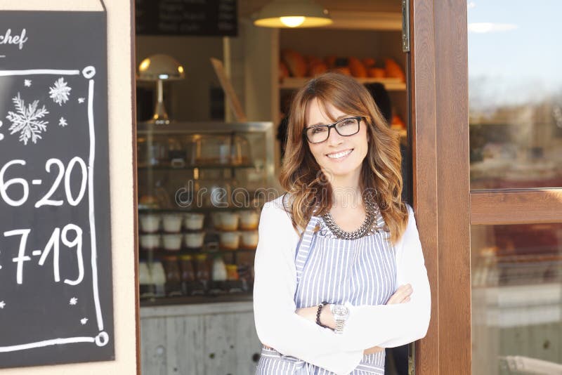 Liten coffee shopägare som framme står av lager. royaltyfria foton
