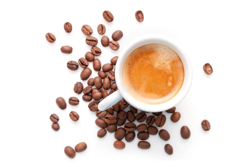 Liten espressokopp med isolerade kaffebönor royaltyfria foton