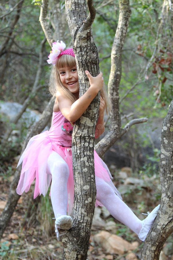 Liten felik ballerina som spelar i en skog royaltyfri foto Liten felik ballerina som spelar i en skog royaltyfri foto