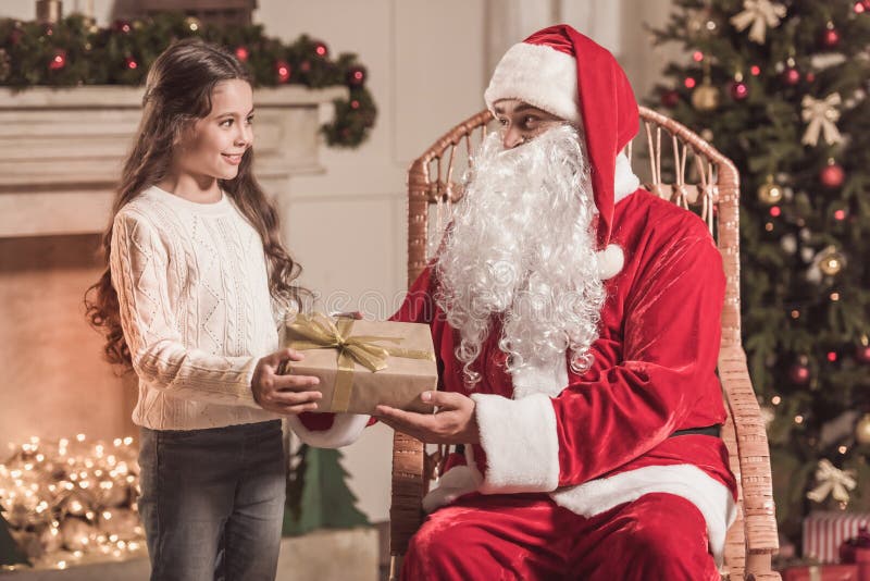 Liten flicka och Santa Claus royaltyfria bilder Liten flicka och Santa Claus royaltyfria bilder