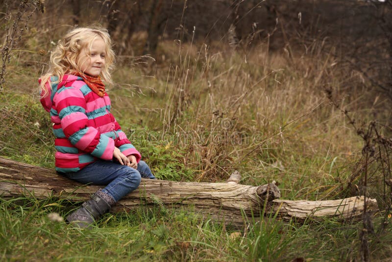 Liten flicka på skogen arkivfoto Liten flicka på skogen arkivfoto
