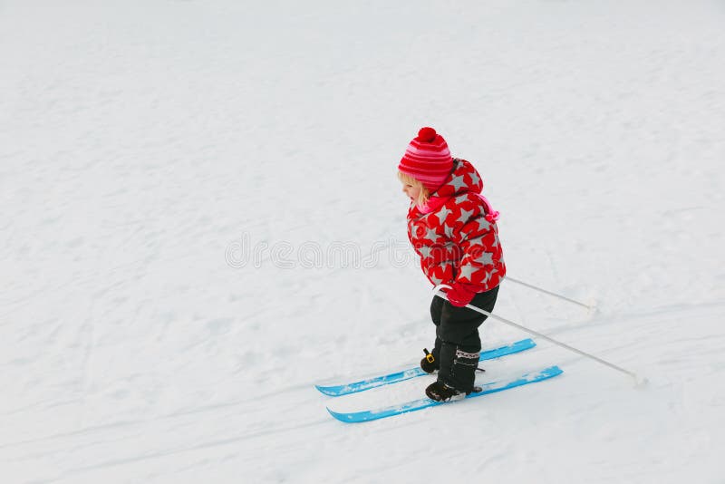 Liten flicka som lär att skida i vinter arkivbilder Liten flicka som lär att skida i vinter arkivbilder