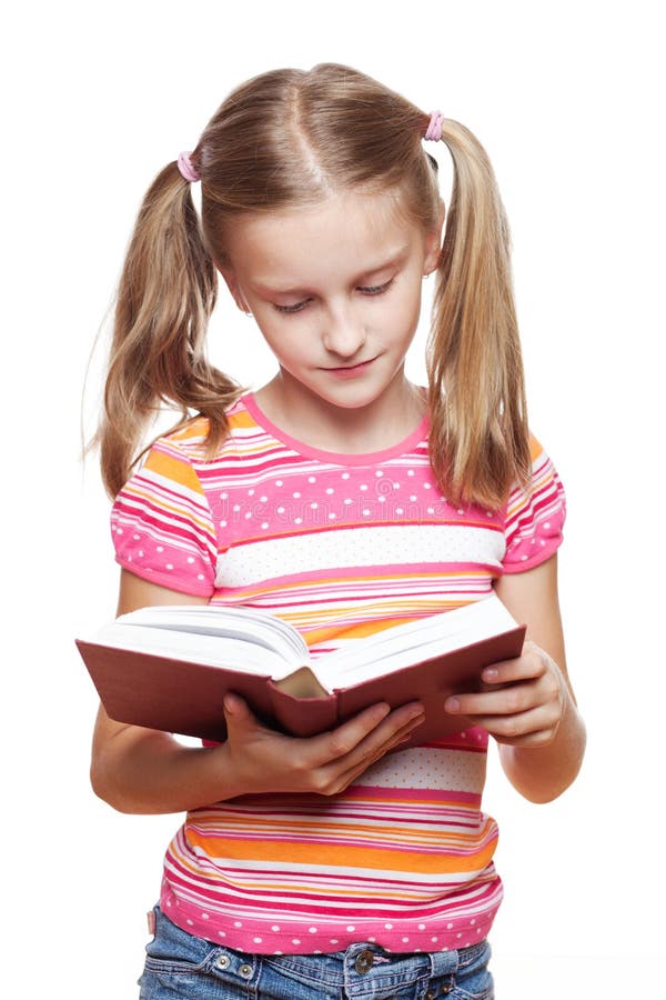 Liten flicka som läser en bok. arkivfoton Liten flicka som läser en bok. arkivfoton