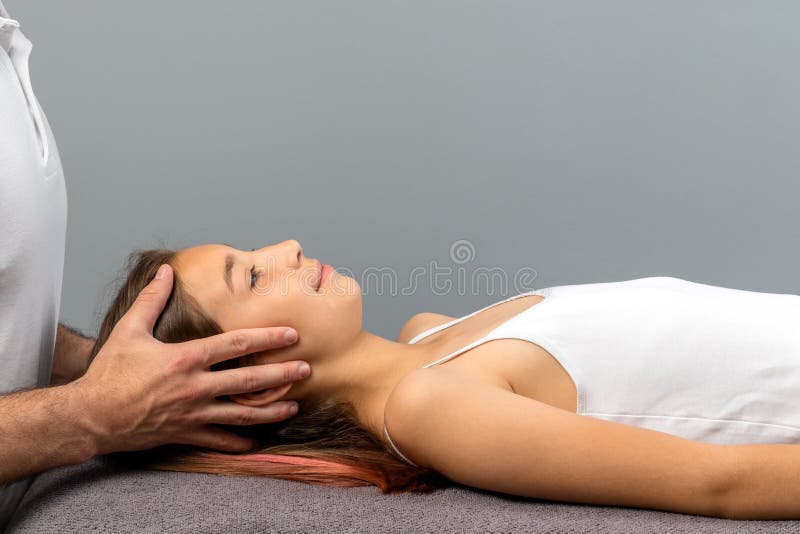 Liten flicka som mottar osteopathic kranie- terapi royaltyfri foto Liten flicka som mottar osteopathic kranie- terapi royaltyfri foto