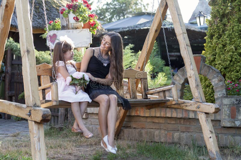 Liten flicka som tycker om med hennes moder i sommardag arkivbilder Liten flicka som tycker om med hennes moder i sommardag arkivbilder