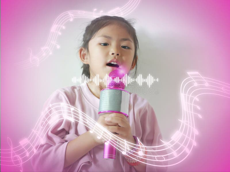Liten flicka 5 år gammal som sjunger en sång med melodies. livsstilsbegrepp för barn. ett barn eller barn upplever att de sjunger arkivbild