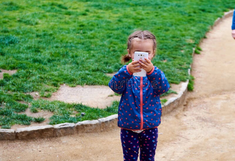 Liten flickadanandevideo eller foto royaltyfri fotografi Liten flickadanandevideo eller foto royaltyfri fotografi